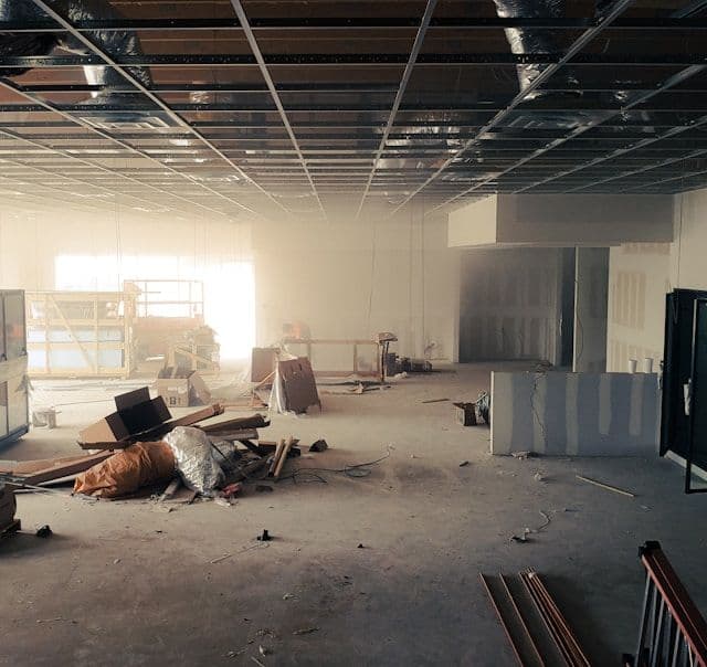 Trenger du én leverandør som tar ansvar for hele prosjektet? Her forklarer vi hva totalentreprenør betyr, hva du bør sjekke og hvordan du inngår kontrakt.